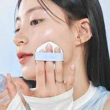 Base cushion hidratante ROM&ND BARE WATER CUSHION con ácido hialurónico y protección solar para un acabado natural y radiante